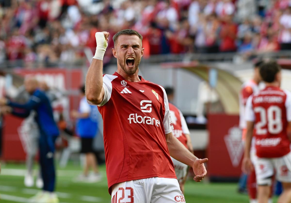 Flakus podrá jugar el 'playoff' con el Real Murcia al no ir convocado al Europeo sub-21