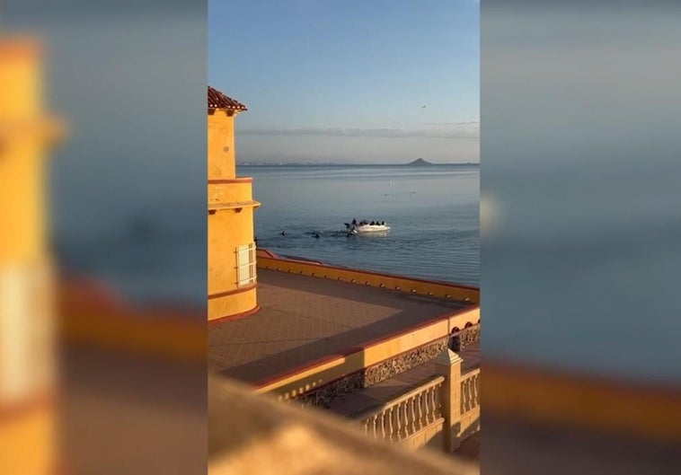 La patera, este jueves, llegando a la playa de Levante.