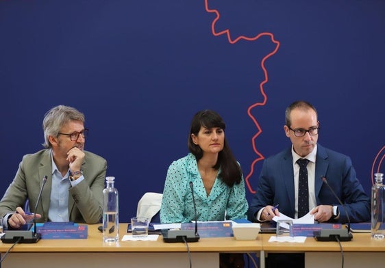 Luis Alberto Marín, María González Veracruz y el director general de Transformación Digital, Javier Martínez Gilabert, este jueves, en la quinta edición del Foro de Directores de Informática.