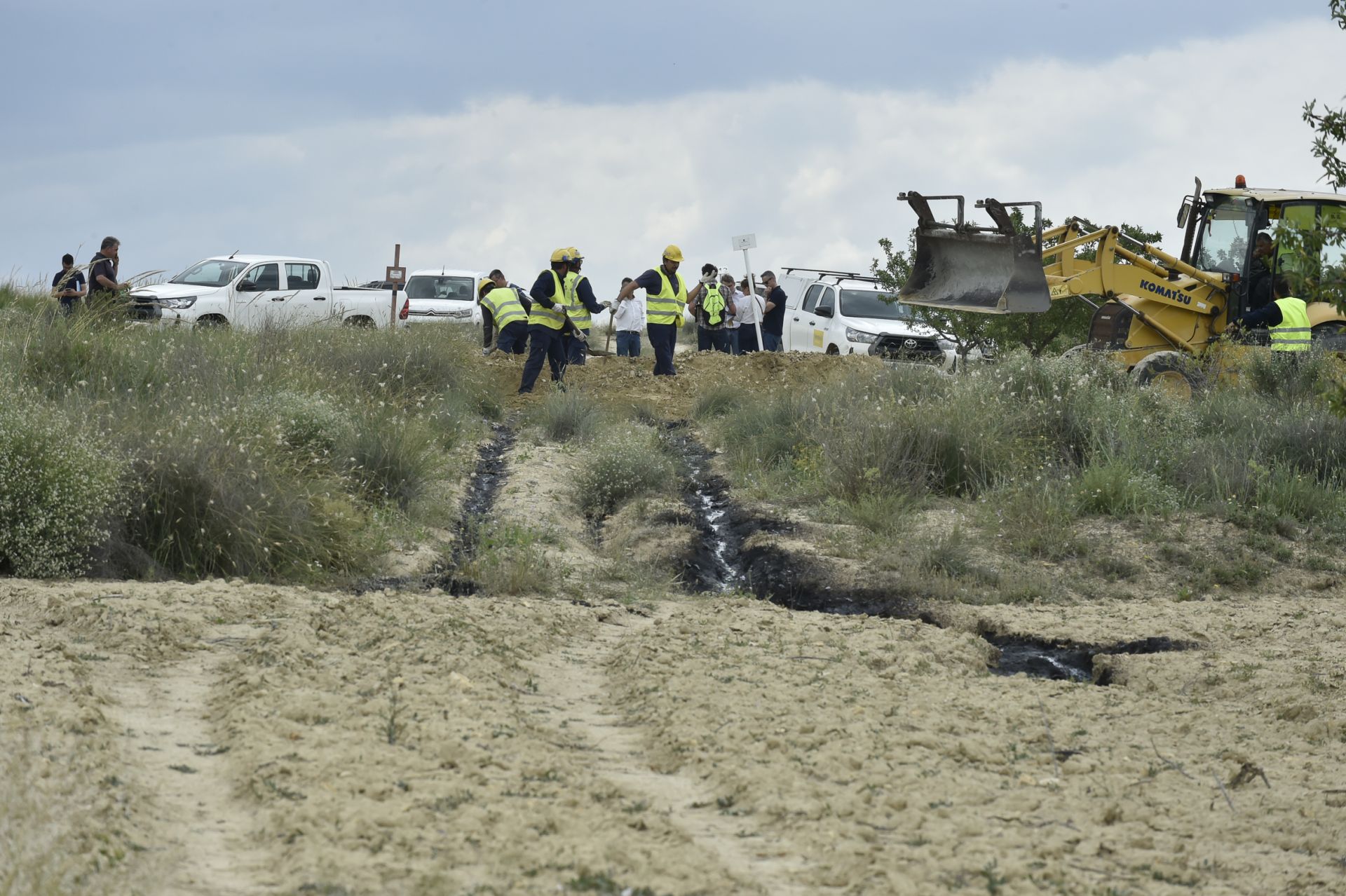 Las imágenes del vertido de petróleo en una finca de Calasparra