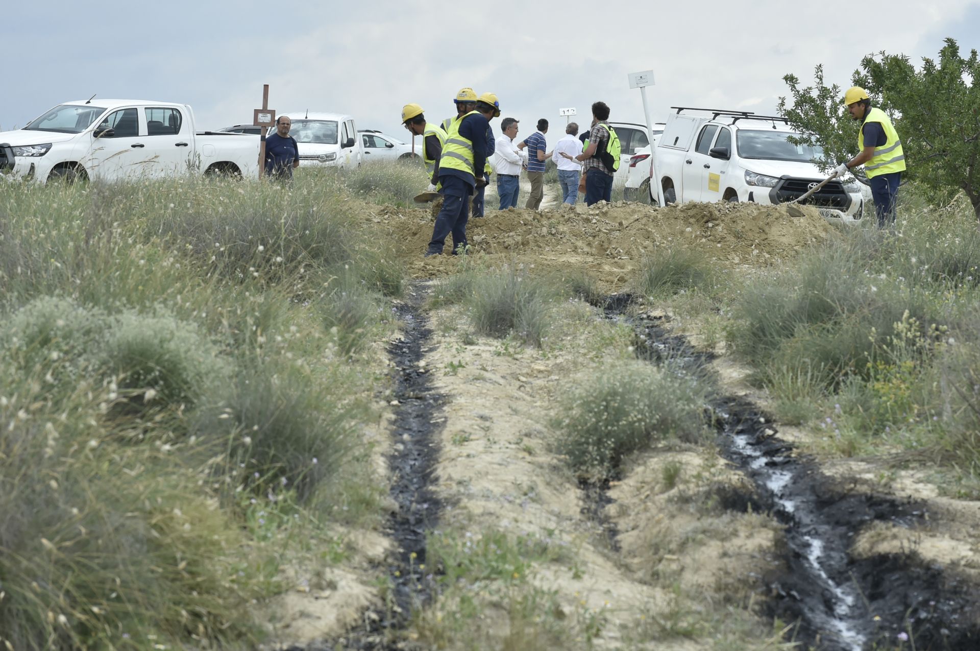 Las imágenes del vertido de petróleo en una finca de Calasparra
