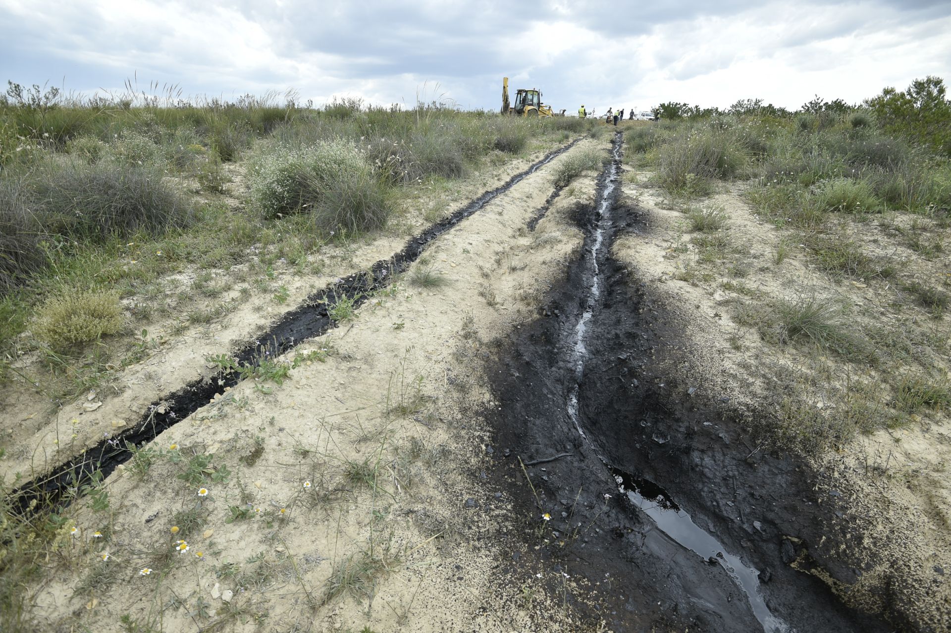 Las imágenes del vertido de petróleo en una finca de Calasparra