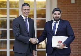 Imagen de archivo de un encuentro anterior entre Pedro Sánchez y Fernando López Miras.