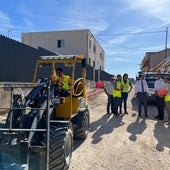 Operarios, técnicos y autoridades, ayer, en la zona de las obras.