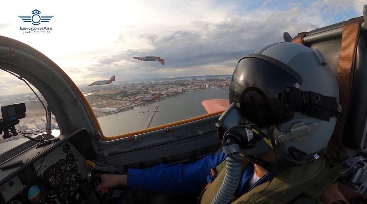 Vuelo de Pedro Acosta en un C-101 de la Patrulla Águila