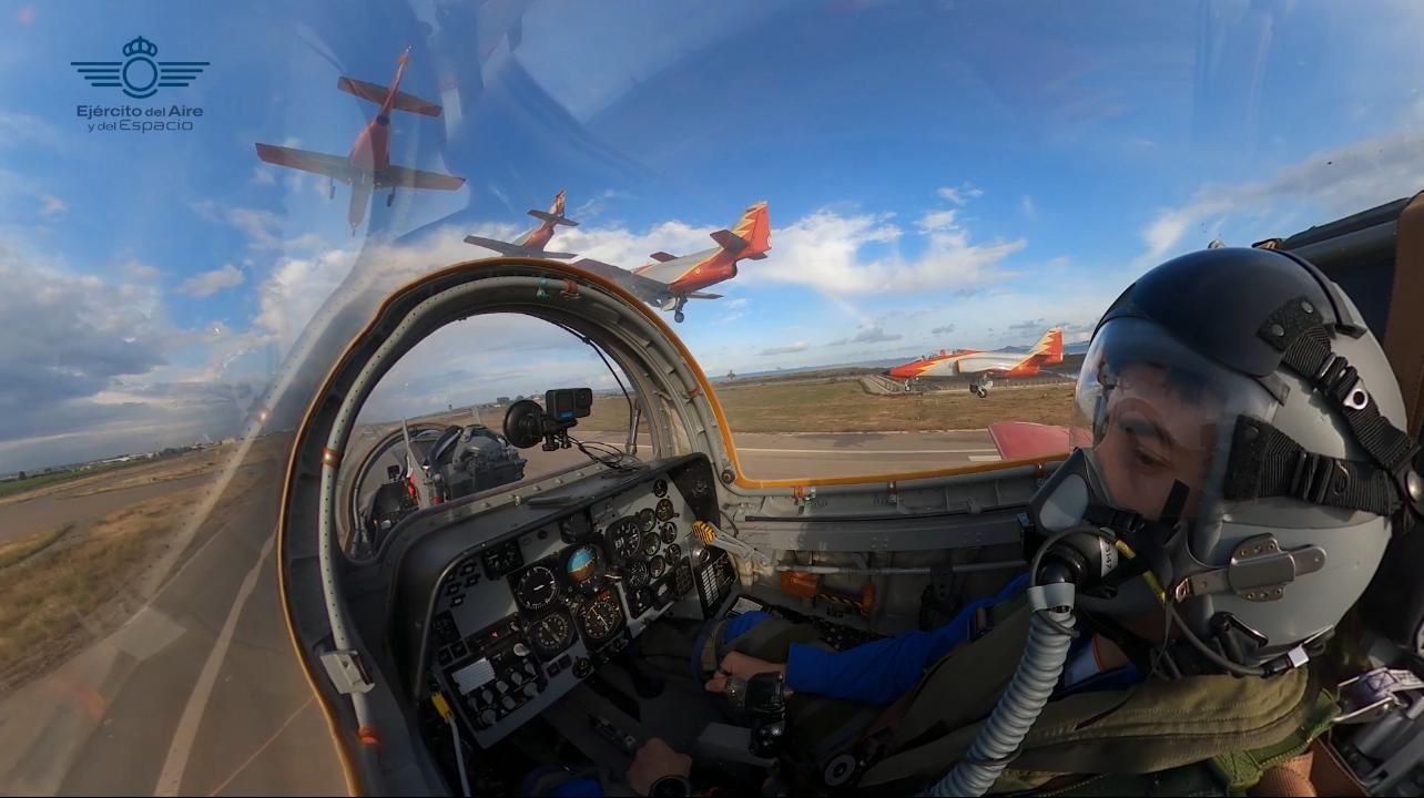Vuelo de Pedro Acosta en un C-101 de la Patrulla Águila