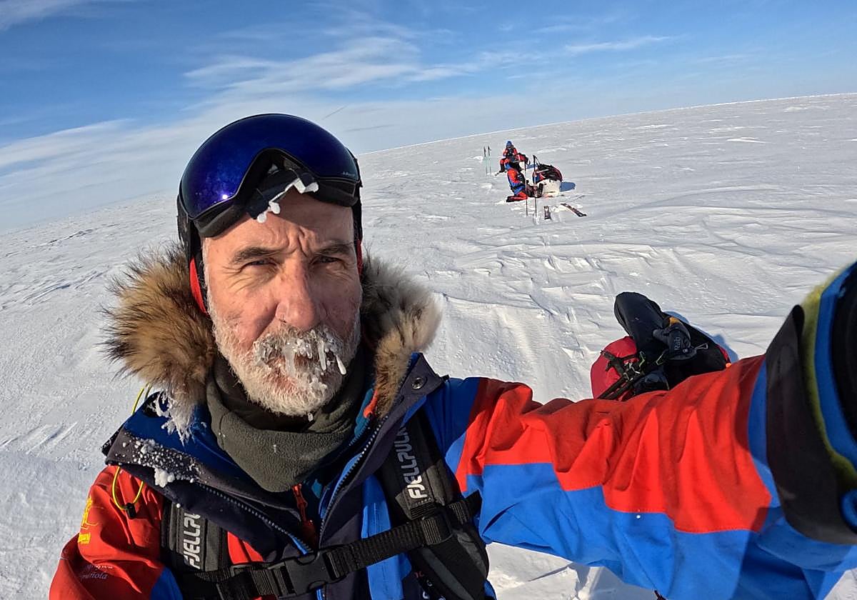 Quitín Mira, con Sechu López y José Trejo al fondo, durante una de las 39 jornadas de la expedición 'Mar de Hielo'.