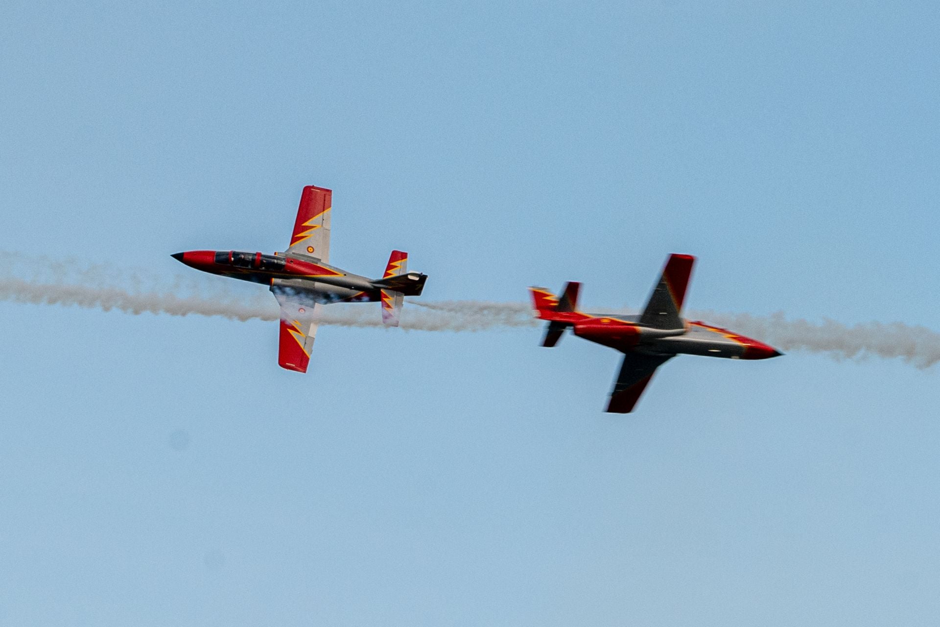 Vuelo de Pedro Acosta en un C-101 de la Patrulla Águila