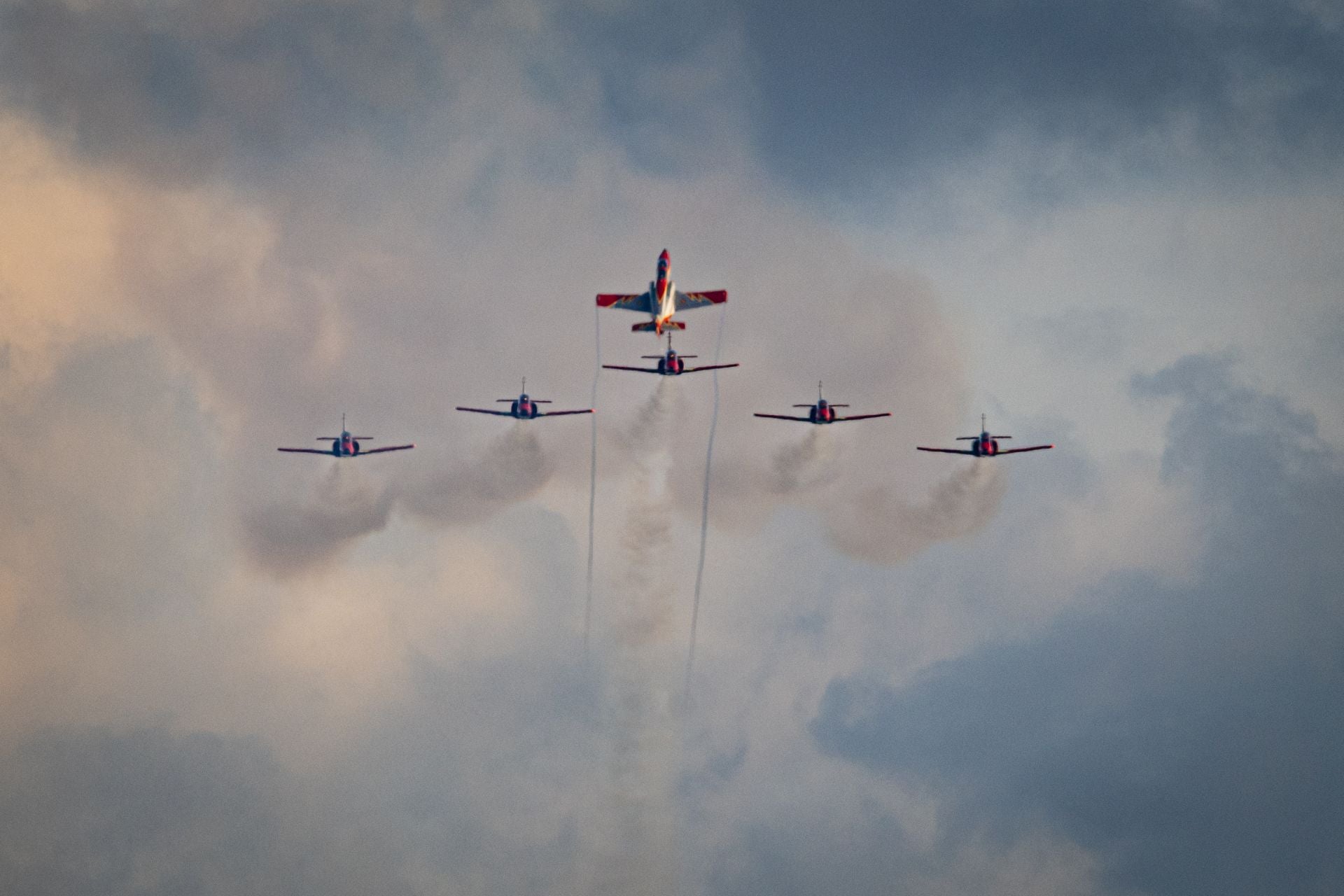 Vuelo de Pedro Acosta en un C-101 de la Patrulla Águila