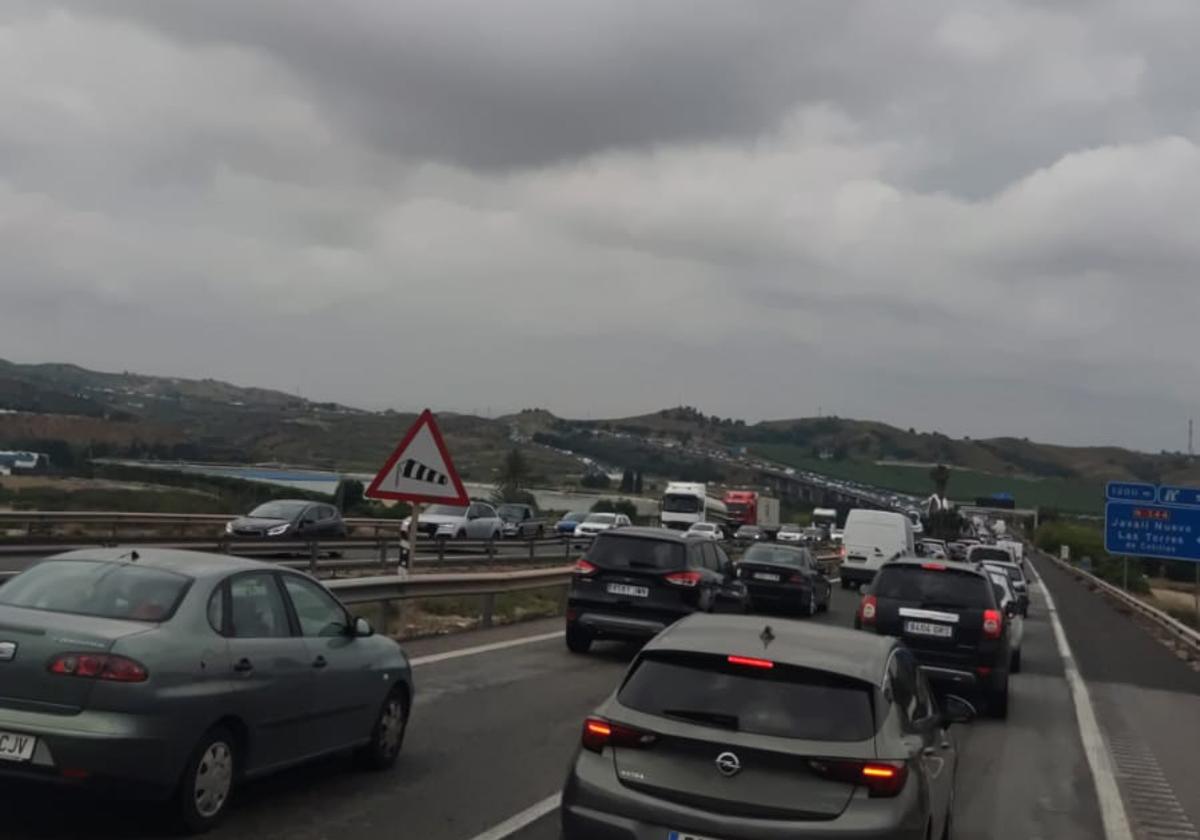 Retenciones de más de diez kilómetros en la autovía a-7 entre murcia y alcantarilla por un accidente | la verdad