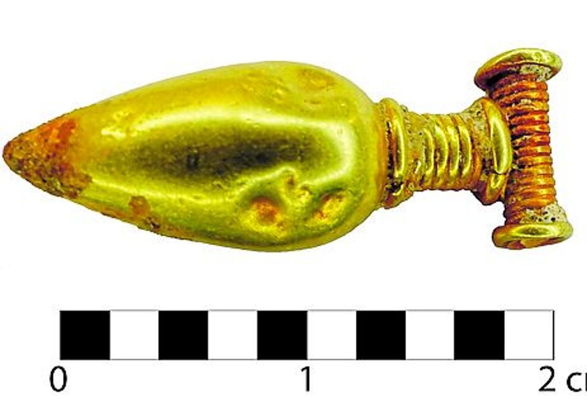 Imagen secundaria 1 - Arriba: Defensas de elefante. Abajo: Colgante de oro de la Isla de Adentro (Mazarrón) y nezem o anillo de nariz.