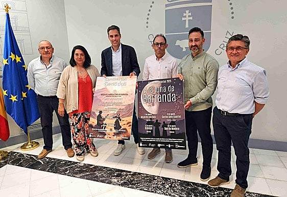 Los concejales de Turismo (3º izda) y Cultura )(2º dcha) posan junto a vecinos de Barranda.