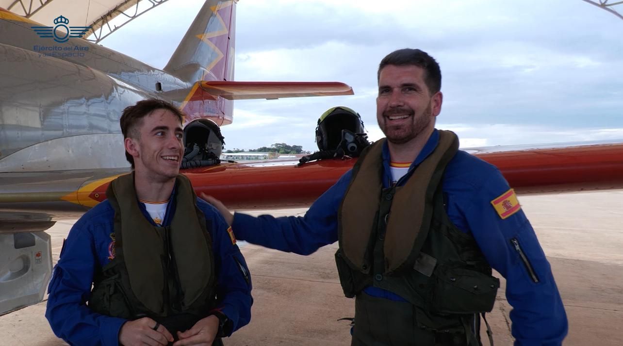 Vuelo de Pedro Acosta en un C-101 de la Patrulla Águila