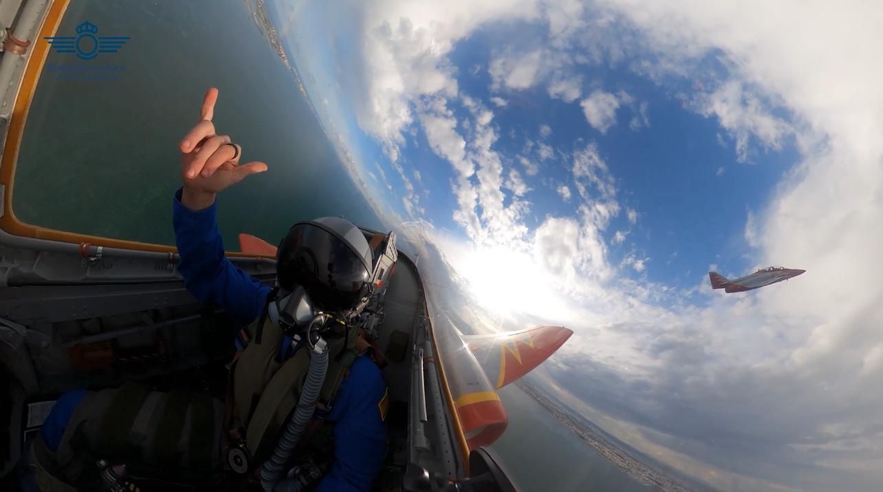 Vuelo de Pedro Acosta en un C-101 de la Patrulla Águila