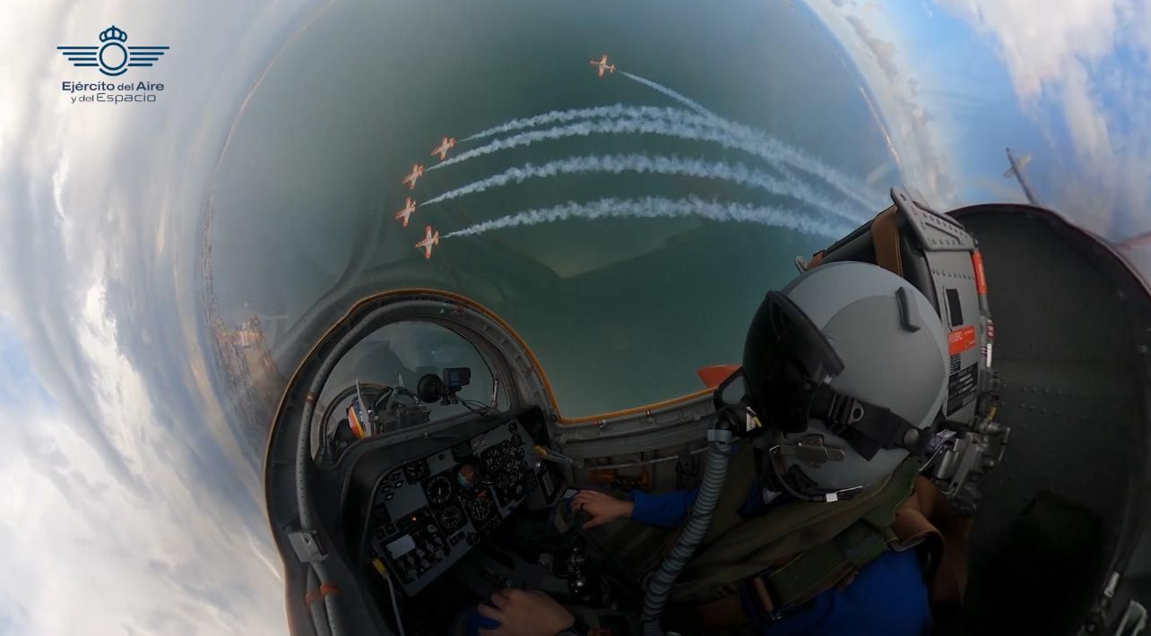 Vuelo de Pedro Acosta en un C-101 de la Patrulla Águila