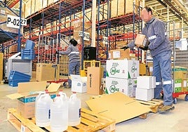 Operarios, en las instalaciones de la central de compras del Servicio Murciano de Salud, en una foto de archivo.