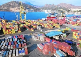 Terminal de contenedores en Santa Lucía. A la derecha, vista del Puerto.