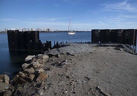 Restos de los diques instalados en Puerto Mayor, en La Manga.