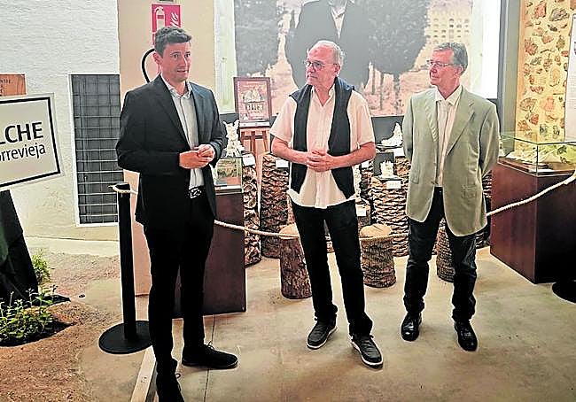 En el centro, Ramón Campos, el escultor, acompañado de Riquelme.