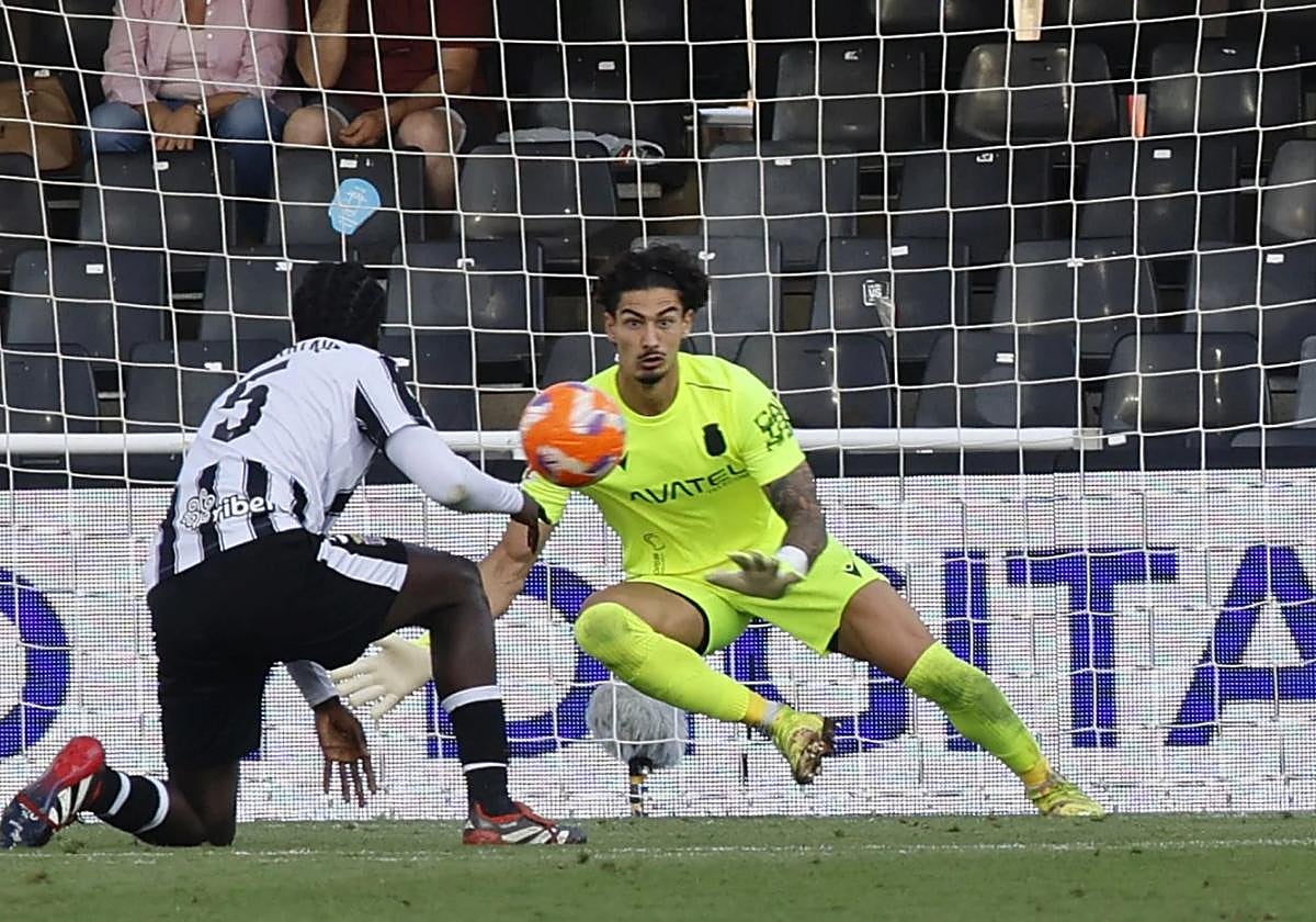 El portero Toni Fuidias se prepara para detener el balón en el partido contra el Tenerife de la semana pasada.