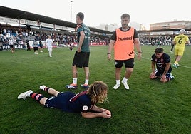 Los jugadores del Yeclano, abatidos sobre el césped de La Constitución tras descender.