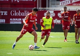 Jorge Yriarte golpea el balón ante la mirada de Moha, Cadorini y Pedro Benito durante un entrenamiento del Real Murcia en el estadio Enrique Roca.