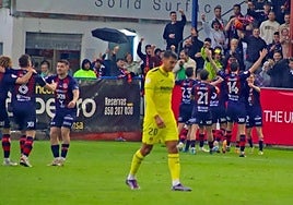 Los jugadores del Yeclano celebran un gol ante el Villarreal B.