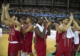 Los jugadores del Cebé aplauden a su afición al término del partido de este domingo.