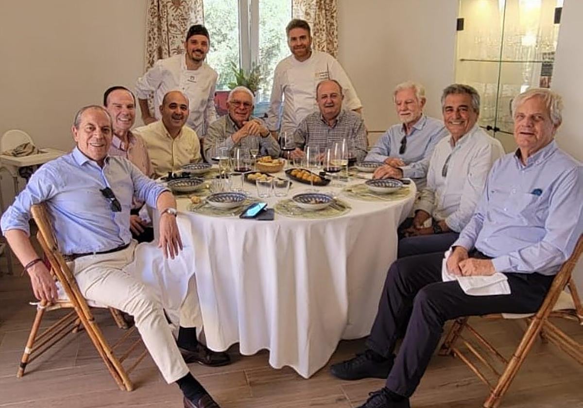 De izquierda a derecha, José María Fernández-Uñaz, Javier Gómez-Vizcaíno, Miguel Martínez, Pablo Rodríguez, Mariano Hernández, Álvaro Hernández, el autor del artículo, Julio Mínguez, Antonio García y Olivier Steimer.