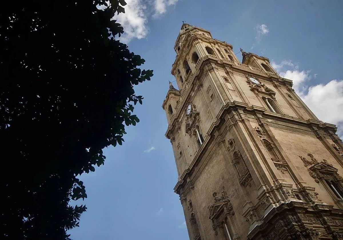 La bella torre de la Catedral de Murcia, vista desde el ángulo donde puede apreciarse a simple vista que está inclinada hacia el noroeste.