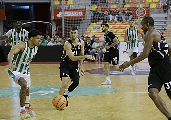 Alex Jordá asiste a Ugochukwu, el pasado viernes, en la victoria del Odilo ante el Real Betis.