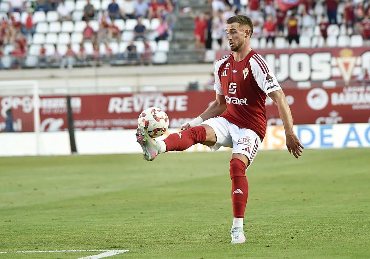 Flakus, delantero del Real Murcia, controla el balón ante un jugador del Algeciras.