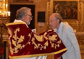 Edgardo Carosella besa la Sagrada Reliquia que le ofrece el rector de la basílica, Emilio Sánchez.