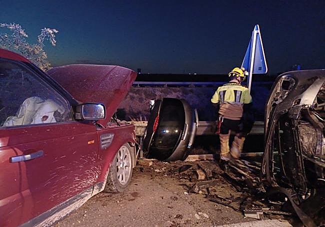 Un bombero trabaja en el lugar del accidente.