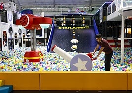 Kristiyan Andriyanov pone a punto la piscina de bolas de Star Jump Park, que abrió hace un año en la pedanía de Puente Tocinos.