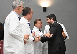 Fernando López Miras saludando a algunos responsables de la dirección médica del hospital Virgen de la Arrixaca.