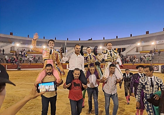 Samuel Navalón, Jorge Martínez y Antonio Ferrera, junto al ganadero de Las Monjas.