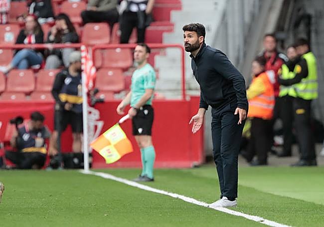 Fernández Romo, en la banda de El Molinón.