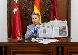 El alcalde muestra la información publicada en el diario LA VERDAD sobre las obras hidráulicas.