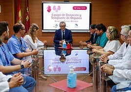 El consejero en la reunión mantenida con el equipo de donación y trasplante de órganos del hospital Rafael Méndez de Lorca.