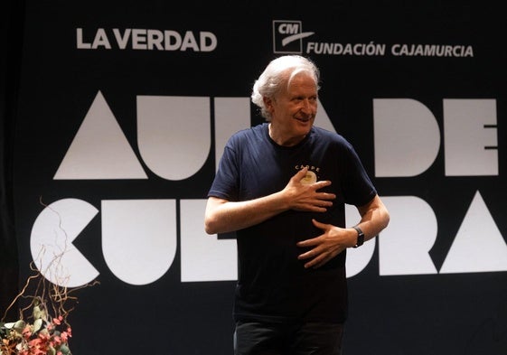 Emilio del Río, con la mano en el corazón, en el Aula de Cultura de LA VERDAD.