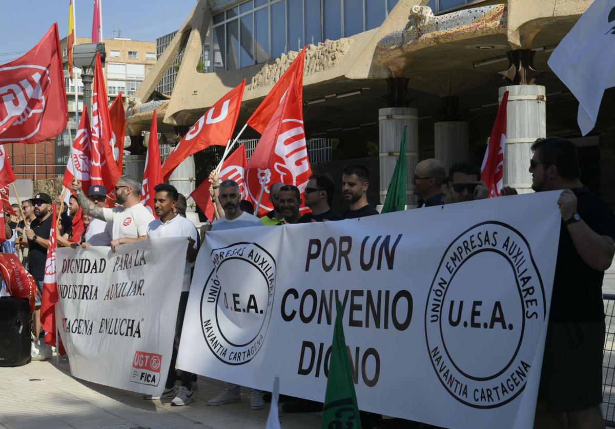 Más de un centenar de representantes de las empresas auxiliares de navantia, sabic y escombreras se manifiestan ante la asamblea regional | la verdad