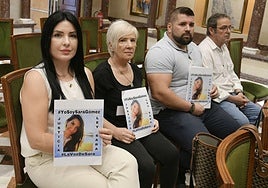 Familiares de la 'ley Sara', este martes, en la Asamblea Regional.