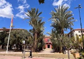 Varias personas pasean por la plaza de la Constitución en Alhama en una imagen de archivo.