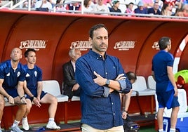 Fran Fernández, al frente del banquillo grana, en uno de los partidos del Murcia en el Enrique Roca.