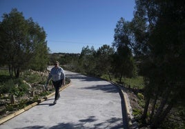 Una vecina pasea por el tramo del Bosque Romano abierto en marzo.