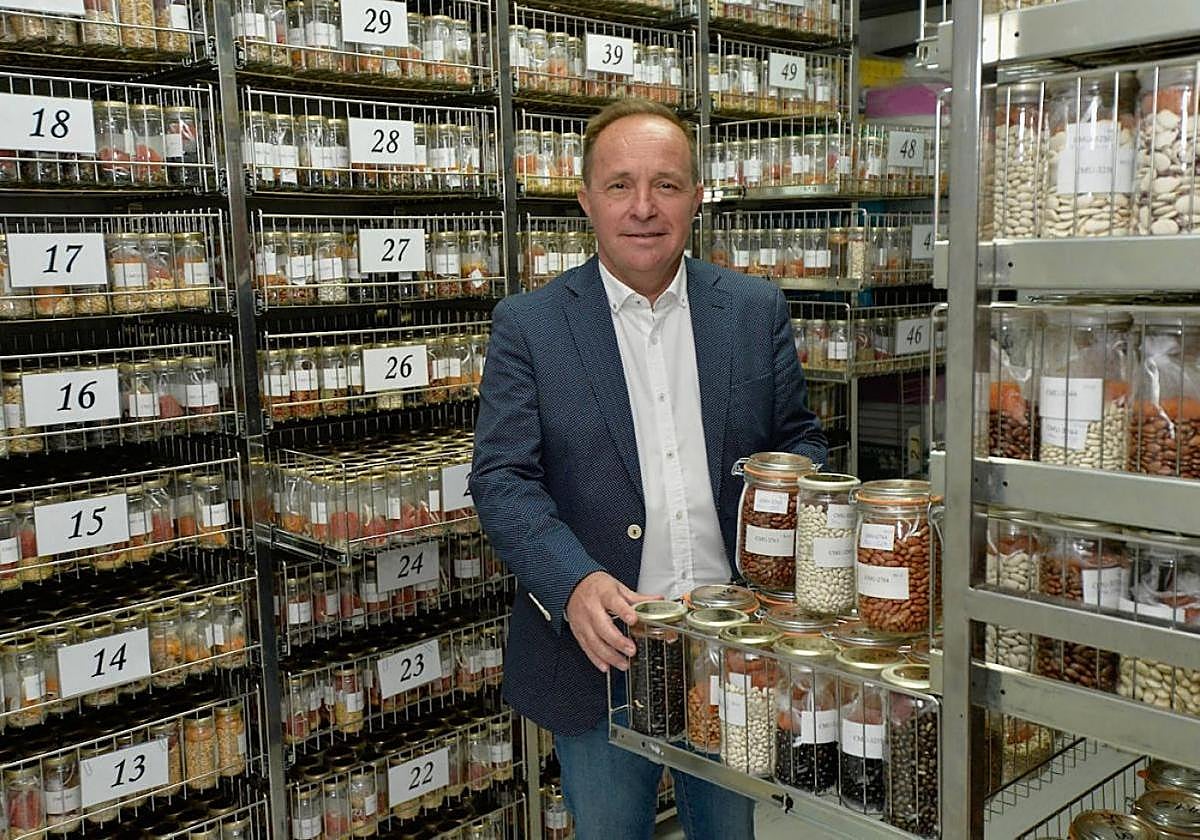Andrés Martínez Bastida en el Banco de Germoplasma (Bagerim) del Imida.