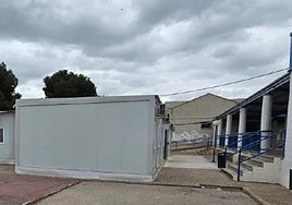 Barracones instalados en el patio del IES Santiago Grisolía de Callosa de Segura ante la falta de espacio.