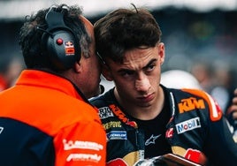Un miembro del equipo de KTM da indicaciones a Pedro Acosta antes del Gran Premio de Silverstone.