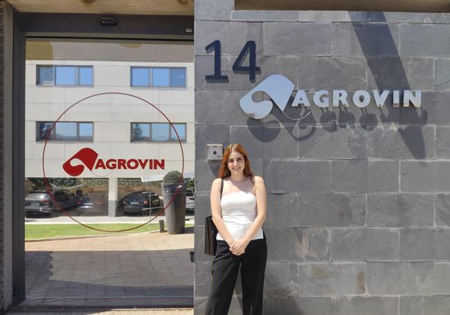 La investigadora predoctoral en las instalaciones de Agrovin.
